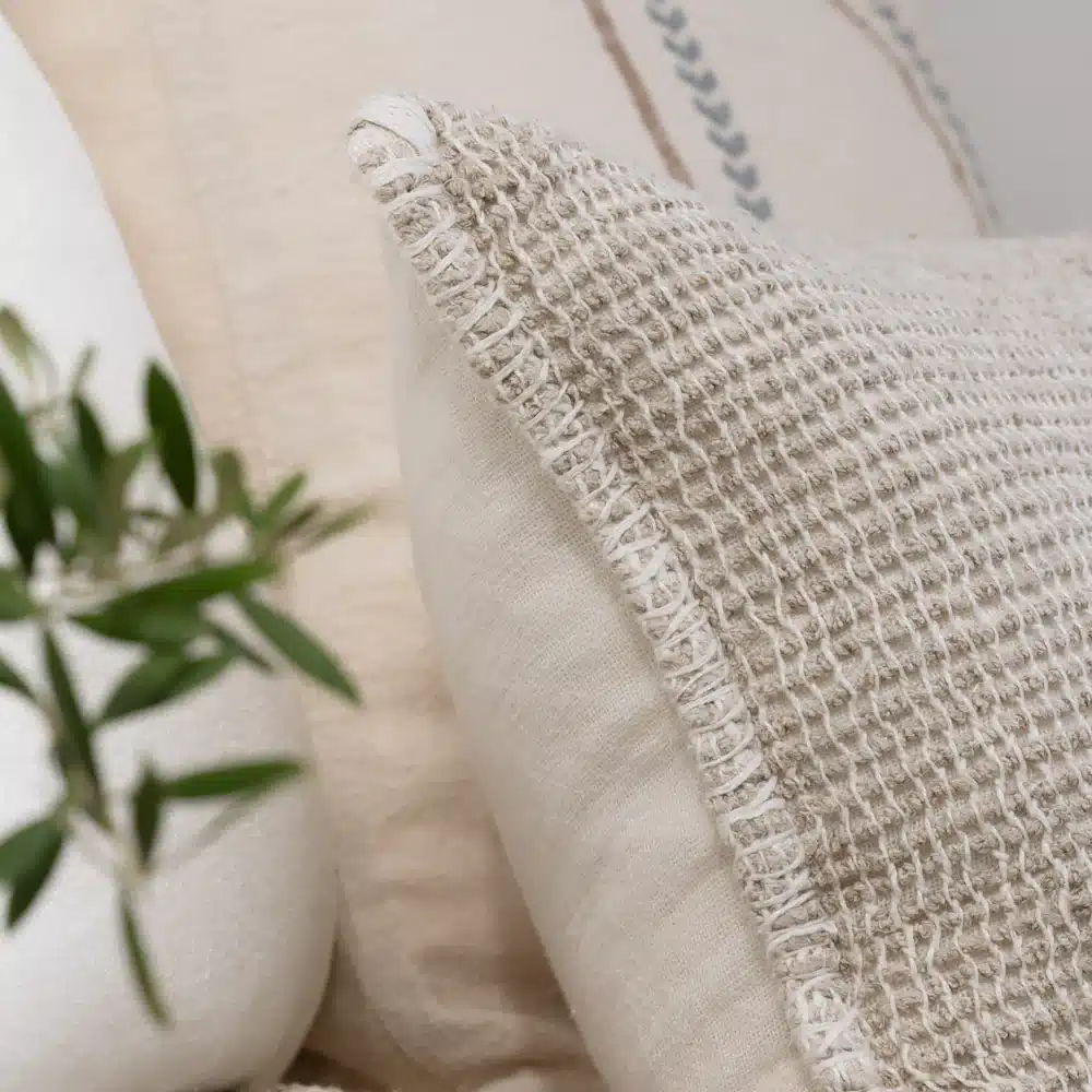 R1-19422Eadie_Lifestyle_S25_Solenne_Duna_Cushion_5be326d4-e577-487a-8be3-fa3adf79c19d