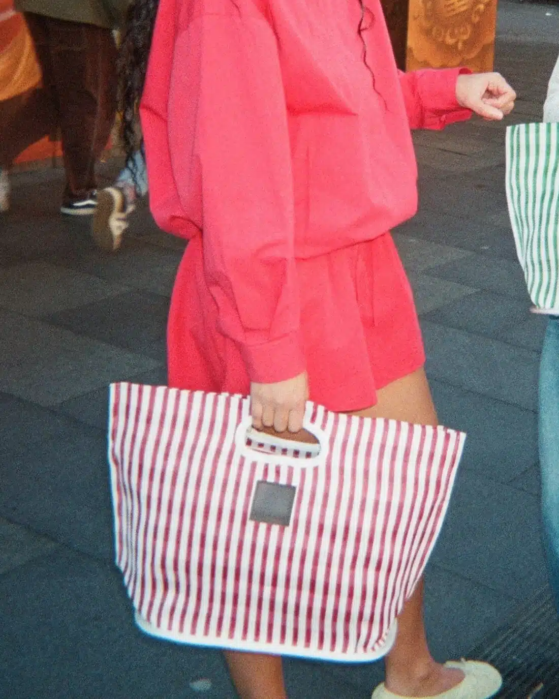 EAUBAGS_Recycled_Nylon_Bucket_Bag_Lifestyle_4365bbb9-751f-4af8-904c-6017468f02a5