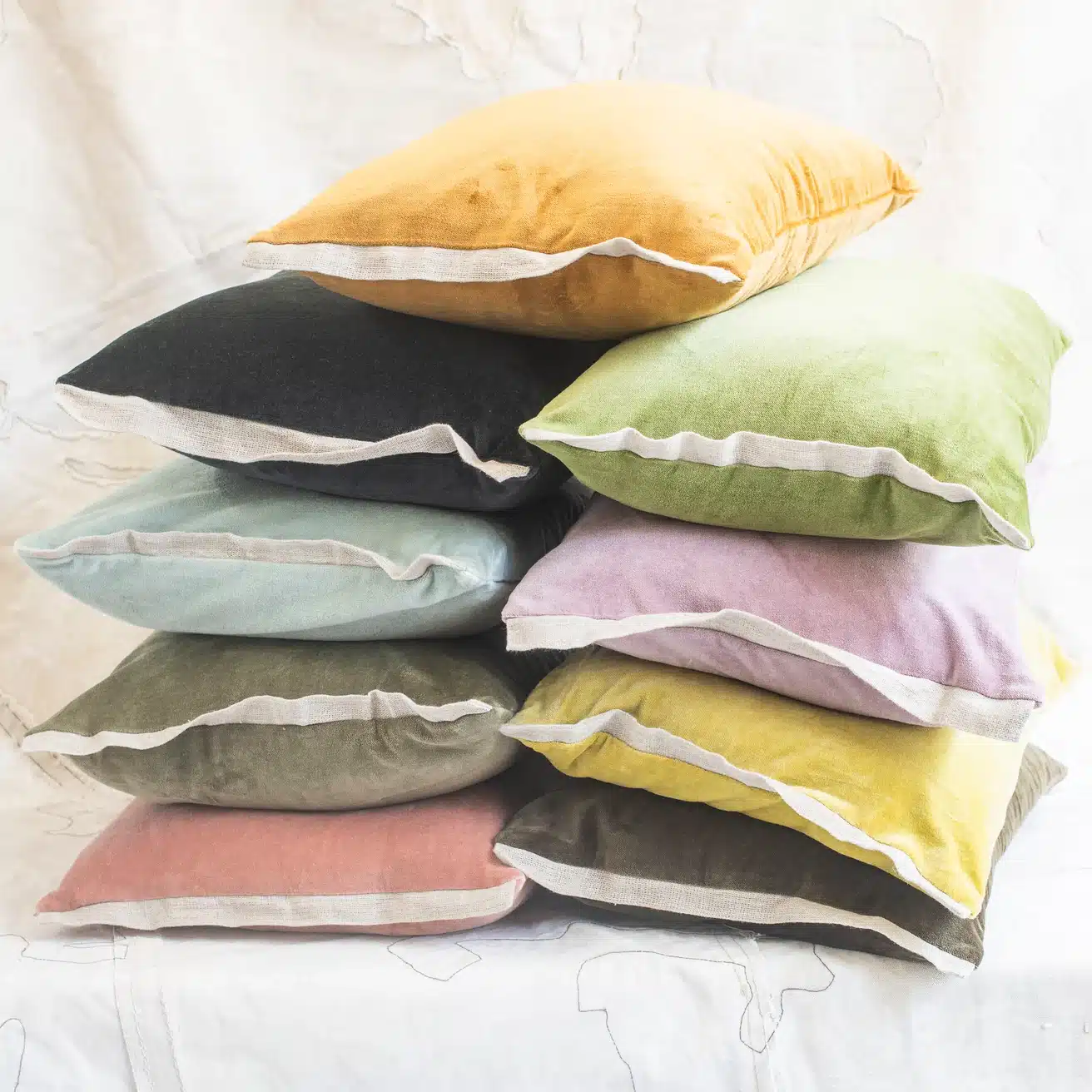 Medicis Velvet Cushions 35x50cm - Image 3